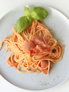 Cremige Spaghetti mit Tomatensauce und Parmaschinken | 23qm Stil