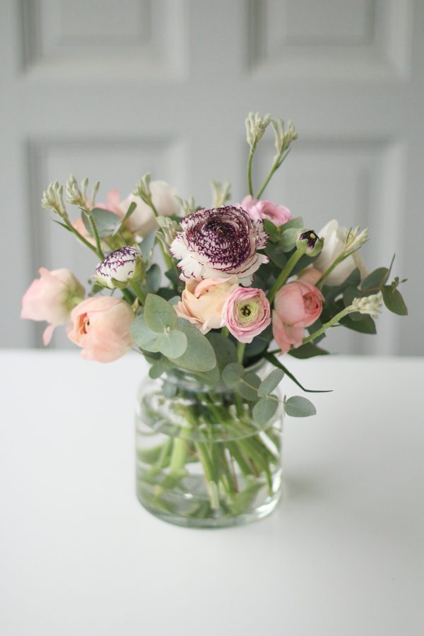 #floralitäten | Frühlingsstrauß mit Ranunkeln und Eukalyptus