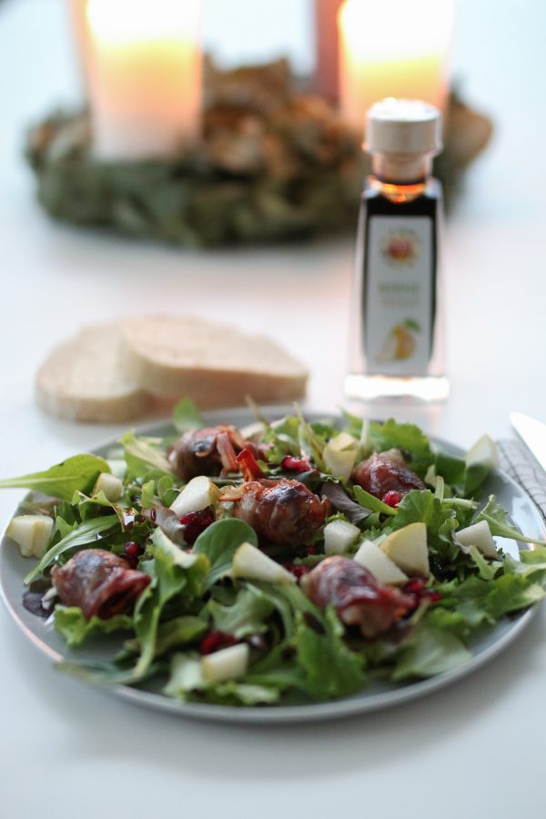 Rezept für einen winterlichen Salat mit Feigen in Speck und Honig-Birnen-Dressing mit Rewe Feine Welt