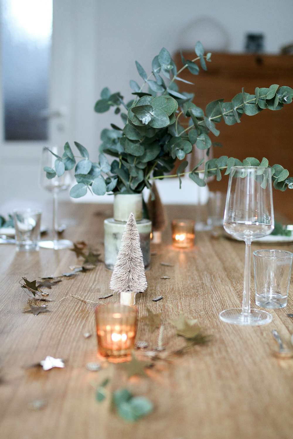 Nimm Platz - unser Weihnachtstisch mit natürlicher Tischdekoration und vielen Lieblingsstühlen