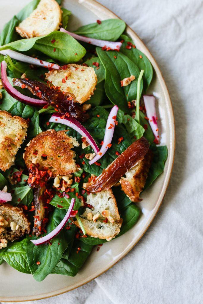 Spinatsalat mit Datteln & Mandeln | 23QM Stil Spinatsalat mit Datteln & Mandeln | 23QM Stil